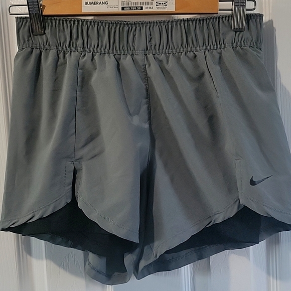 Nike Pants - ⚫️59.  Women nike short size small
